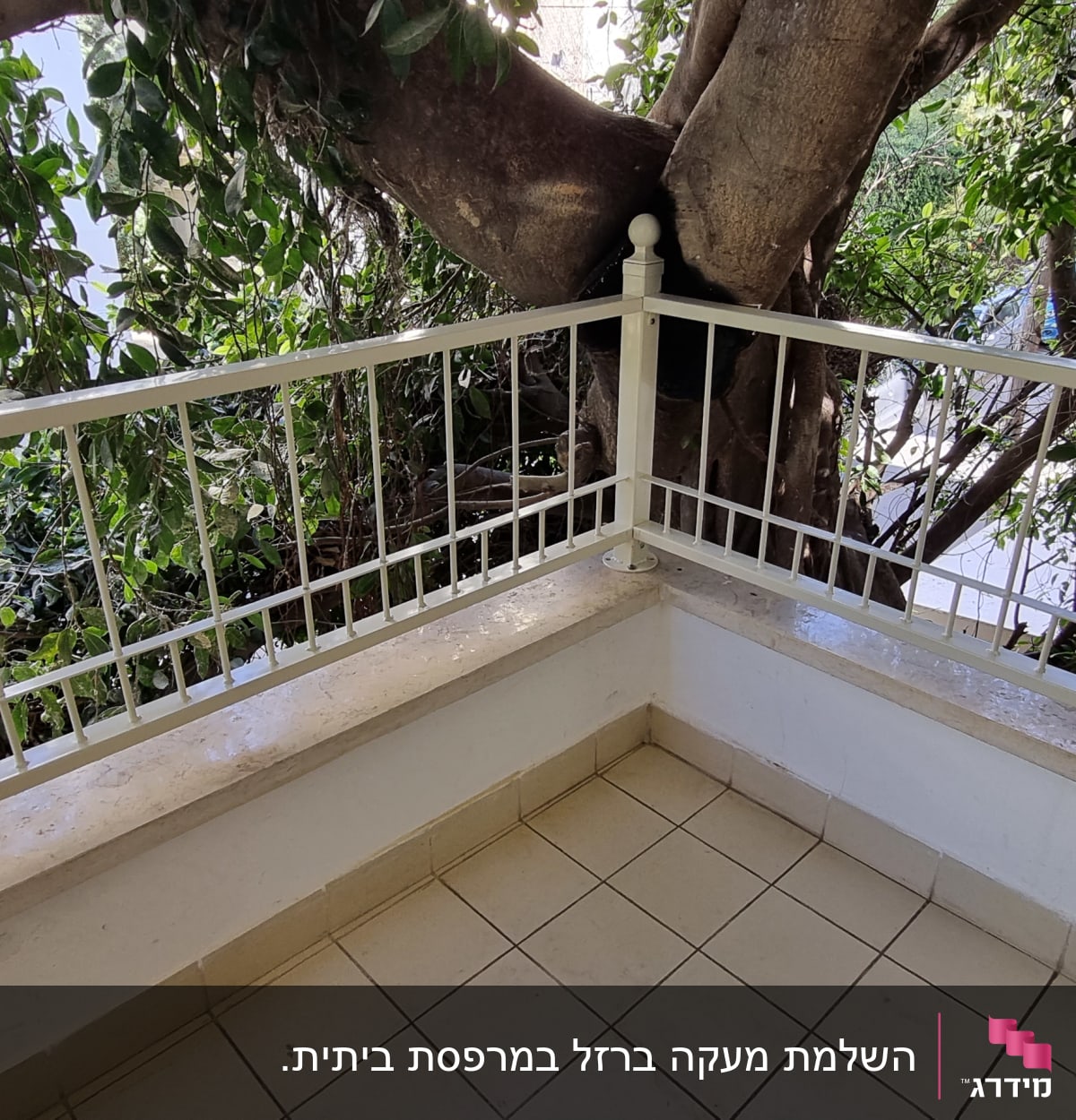 מעקה מתכת לבן עם עמודים ופאנלים